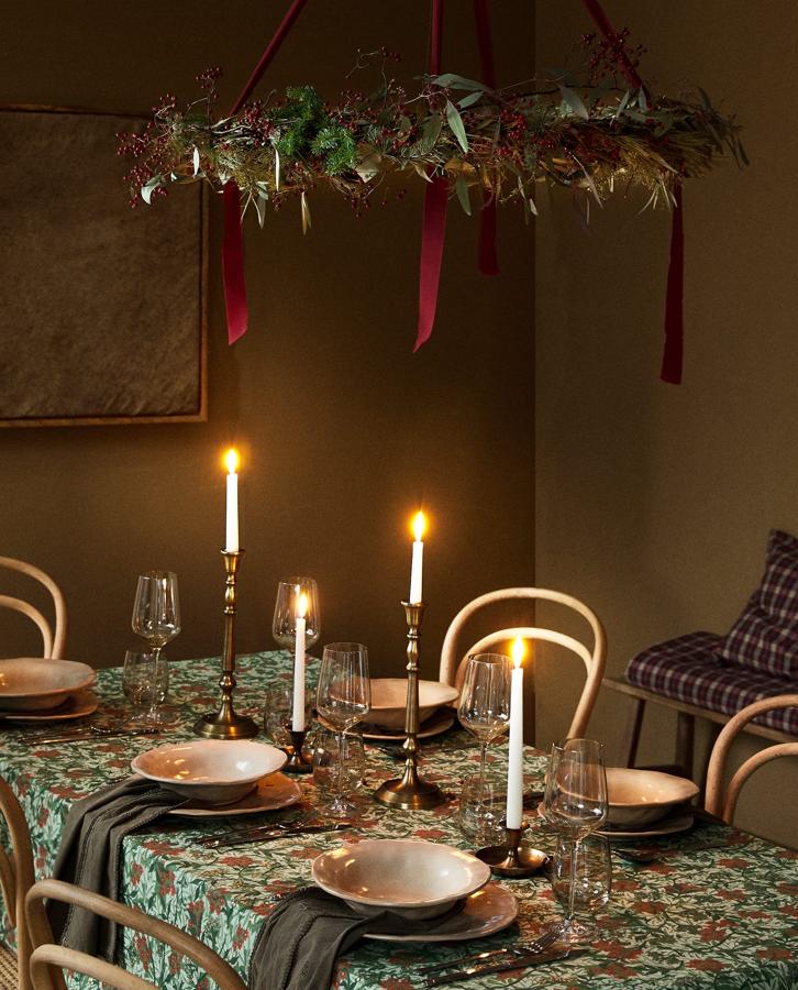 Con unas medidas de 150x250x centímetros, este mantel de algodón con estampado de flores navideñas en tonos verde y rojo tiene un precio de 49,99 euros.