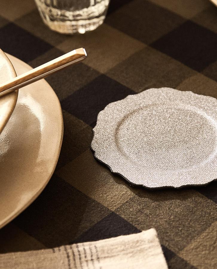 Disponible en plateado o dorado, este plato con detalle metalizado de purpurina y borde en forma de ondas tiene un precio de 2,99 euros.