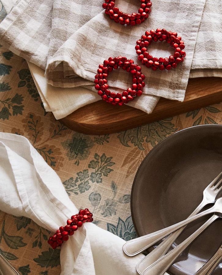 Este pack de cuatro servilleteros en forma redonda con cascabeles metálicos alrededor tiene un precio de 12,99 euros.