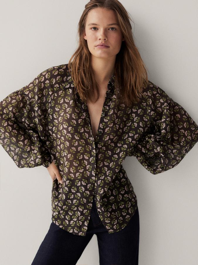 Con cuello clásico y corte recto, esta camisa de Mango confeccionada en tejido de algodón y seda en color marrón con estampado de flores en tonos rosas y verdes está disponible entre las tallas 34 y 44 y tiene un precio de 49,95 euros.