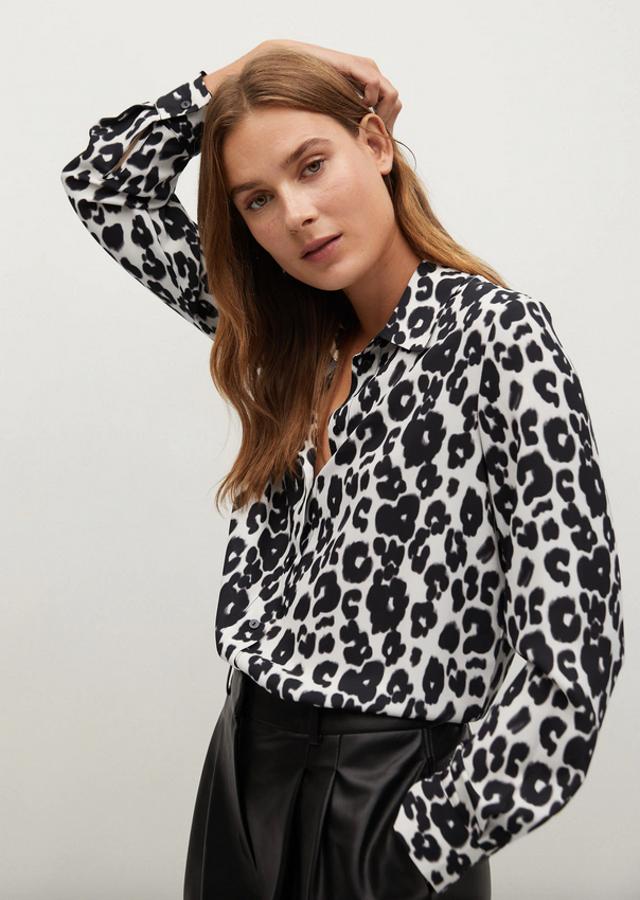 En color blanco con estampado de leopardo en color negro, esta camisa de diseño recto de Mango confeccionada en poliéster reciclado viene con cuello camisero y cierre de botones en el frontal. Cuesta 19,99 euros y está disponible entre las tallas XS y XL.
