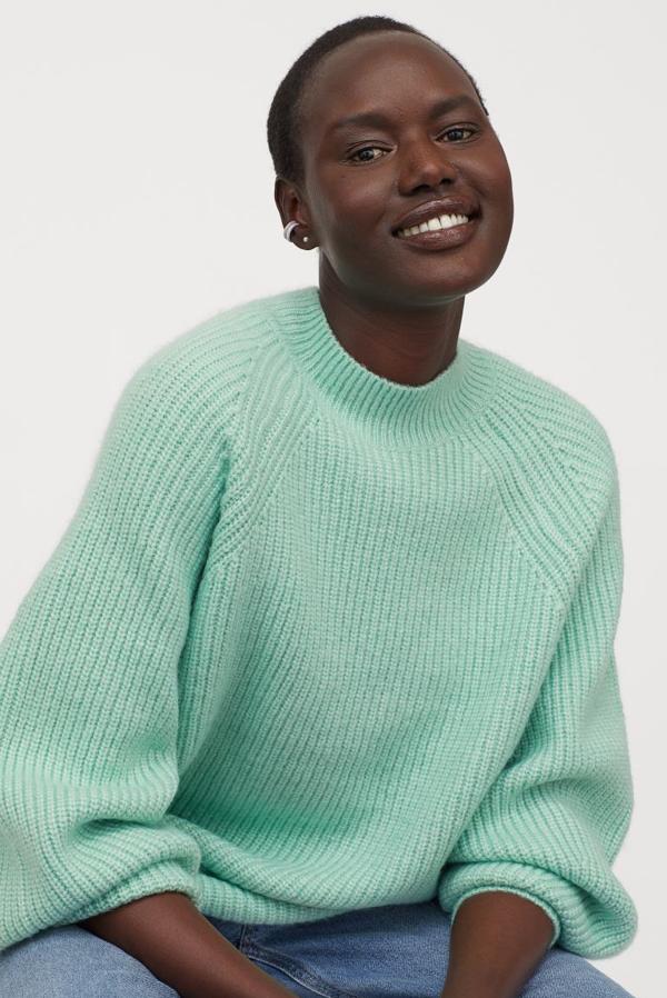 De venta exclusiva en la web de H&M, este jersey en verde menta confeccionado en poliéster reciclado en punto de canalé suave con lana en la trama viene con cuello perkins y mangas raglán. Podemos encontrarlo entre las tallas XS y L por 34,99 euros.