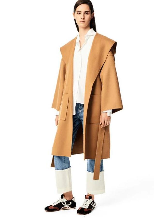 Un abrigo clásico con un toque de tendencia, como este de Loewe con capucha (2.100 euros).