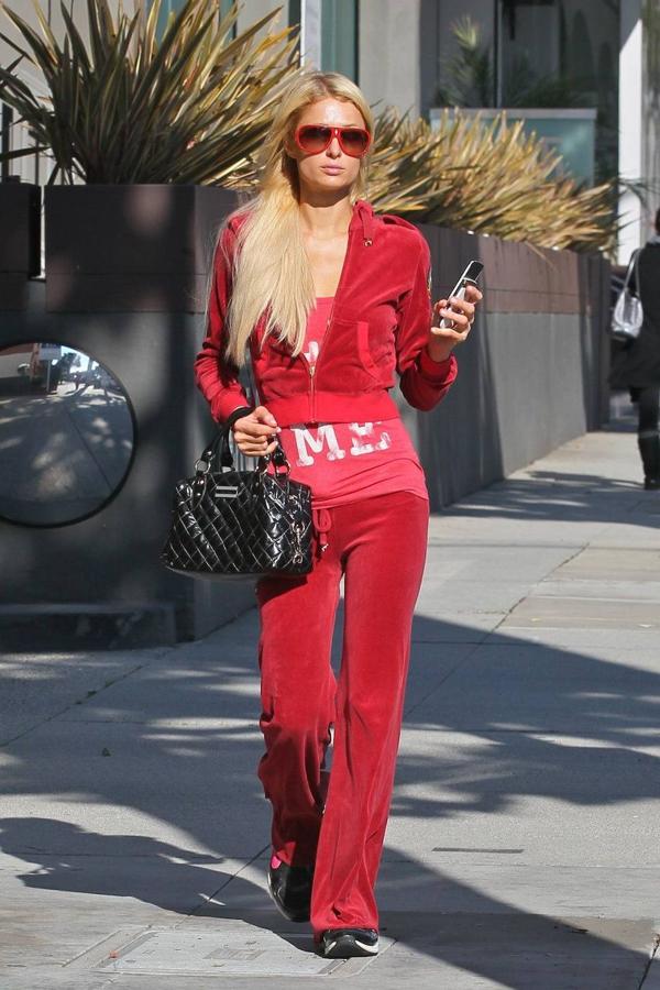 Puede que estemos ante el mayor triunfo estético de Paris, al menos ante su mayor conquista. El chándal de terciopelo (firmado por Juicy Couture) fue el uniforme cotidiano de la heredera, compañero de mil batallas y sello de identidad.