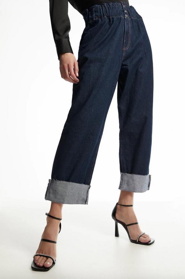 Zara también ha apostado por el tejido vaquero para el diseño baggy y lo ha hecho con estos bonitos jeans en índigo oscuro que vienen con cintura elástica tipo paperbag, bajo acabado en vuelta y efecto lavado. Podemos encontrarlos entre las tallas 32 y 44 por 25,95 euros.