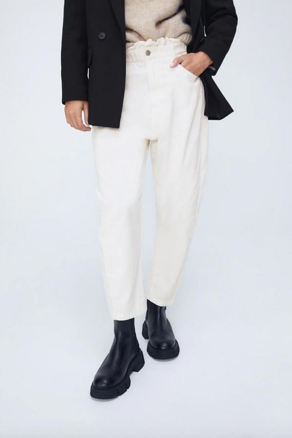 En color crudo, con diseño te tiro alto y cintura elástica con frunces, estos pantalones baggy de Zara vienen con bolsillos laterales y bolsillos de plastrón en la espalda. Podemos comprarlos por 25,95 euros entre las tallas 32 y 44.