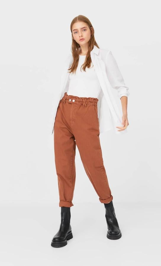 Confeccionados en sarga en color marrón, estos jeans de Stradivarius con bajo acabado en vuelta y bolsillos delanteros tienen un precio de 19,99 euros y están disponibles entre las tallas XS y XL.