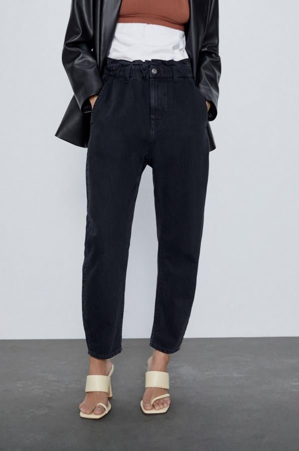 De tiro alto, con cintura elástica tipo paperbag, estos vaqueros negros de Zara viene con bolsillos laterales, bolsillos de plastrón en la espalda y bajo acabado en vuelta. Tienen un precio de 25,95 euros y solo quedan entre las tallas 32 y 38.
