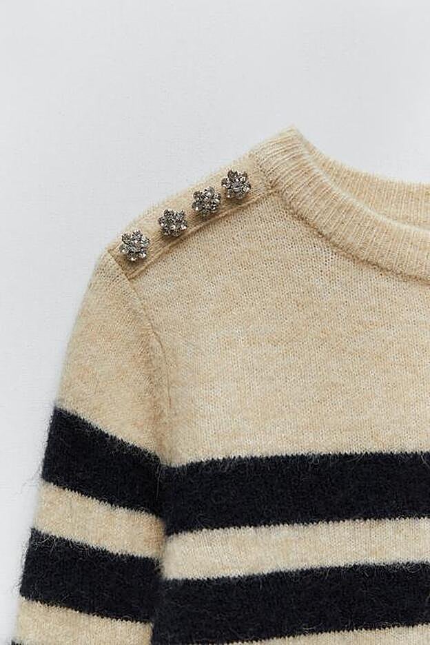 Detalla de los botones de cristal del jersey de rayas de Zara más bonito de la temporada