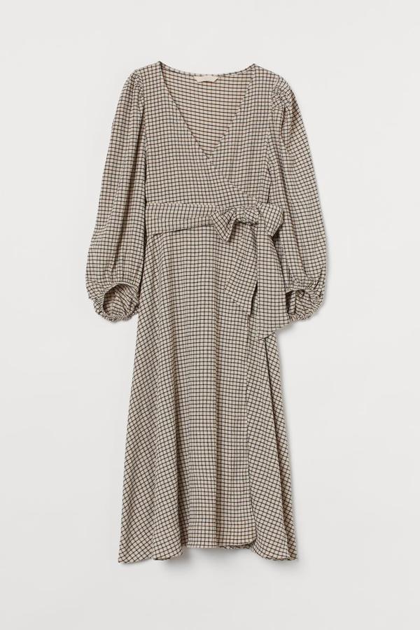 Vestido estampado con cuadros y corte cruzado con cinturón de H&M (49,99 euros) Un vestido midi que también podremos llevar ahora con botas altas y más adelante con zapato abierto.