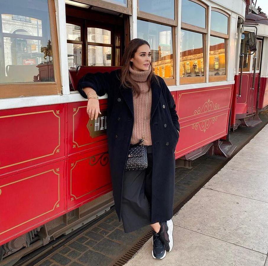 Este look es una muestra de que una buena combinación de básicos puede ser todo un acierto. Vicky Martín Berrocal combinó esta vez unos pantalones culotte negros, con un jersey de cuello vuelto y un abrigo largo negro de Zara.