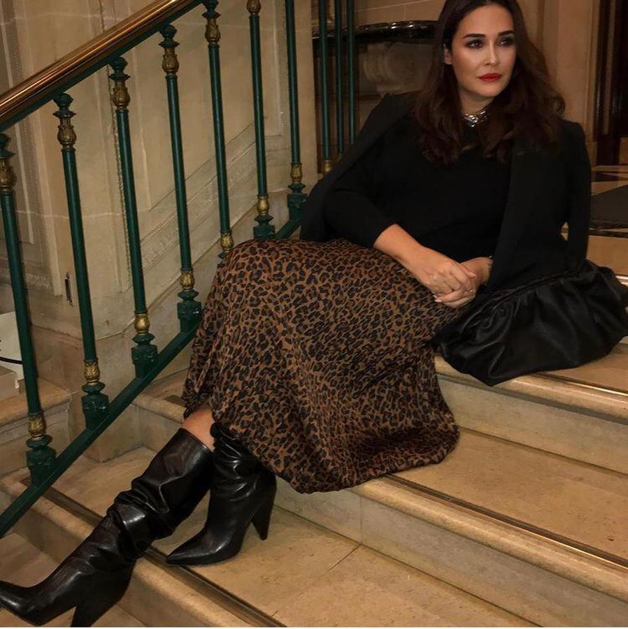 Vicky Martín Berrocal nos amenizó el inicio del 2020 con  esta falda midi de Zara  con estampado de 'animal print' que combinó con botas y jersey negro.