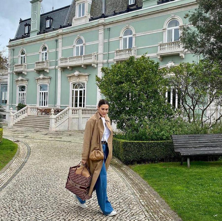 Vicky Martín Berrocal hizo de la gabardina una de sus prendas fetiche, ya que se la hemos visto en más de una ocasión. En Portugal, lució esta de Mango en un  look de entretiempo perfecto  con camiseta blanca y jeans de corte 'flare'.