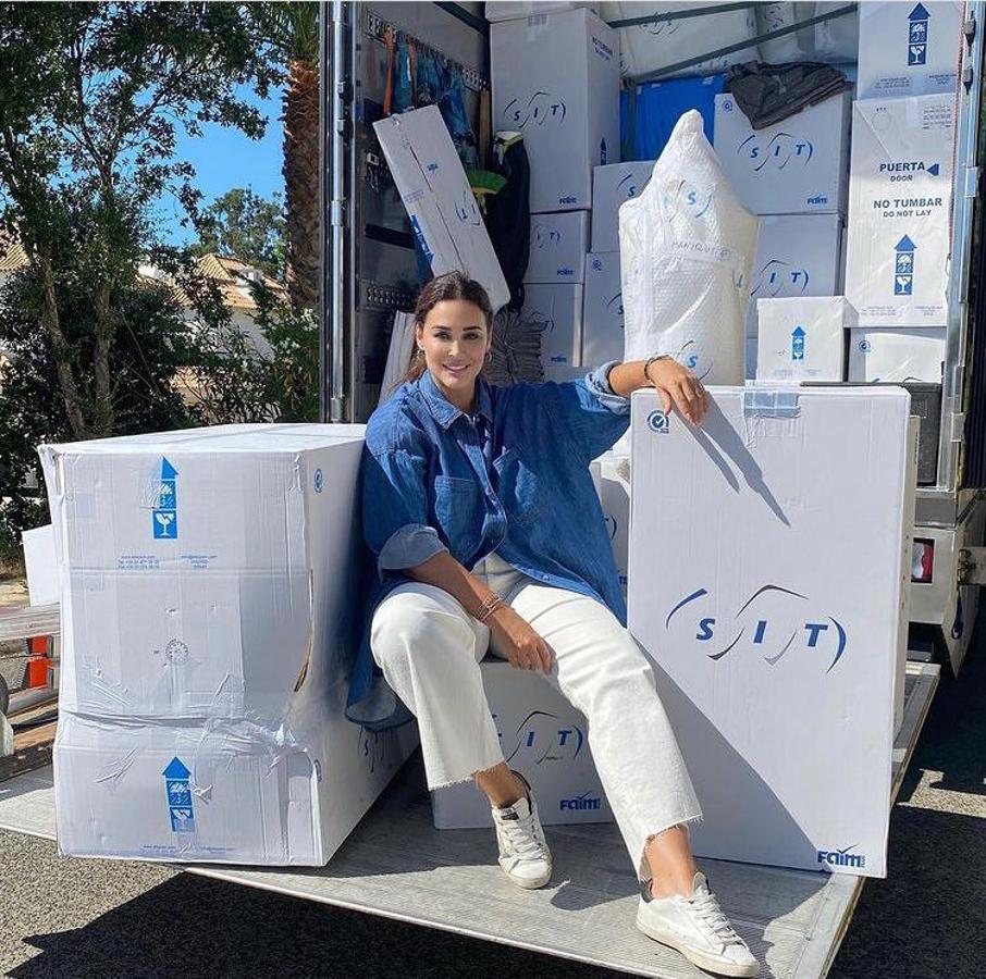 Y si eres de las que tiene miedo a los pantalones blancos... Atenta a cómo los lleva la propia Vicky Martín Berrocal. Un  modelo de corte recto de Zara  que combinó con una camisa vaquera de corte oversized. ¡Bravo!
