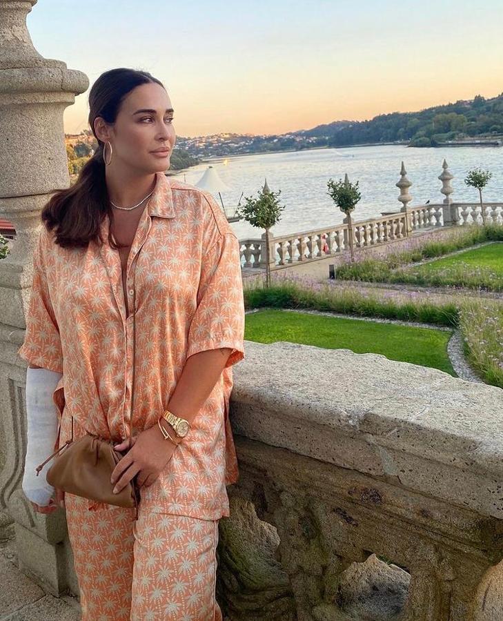 Si tenemos que quedarnos con un look original de Vicky Martín Berrocal, este se llevaría todas las papeletas. E esta ocasión, la diseñadora salió de su zona de confort y lució  este conjunto pijamero de Zara  que agotó en poco tiempo.