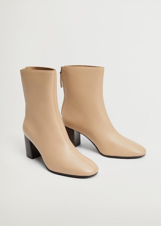 Botines en color arena con tacón de 8 centímetros de Mango (49,99 euros) Unos botines perfectos para llevar con pantalones flare.