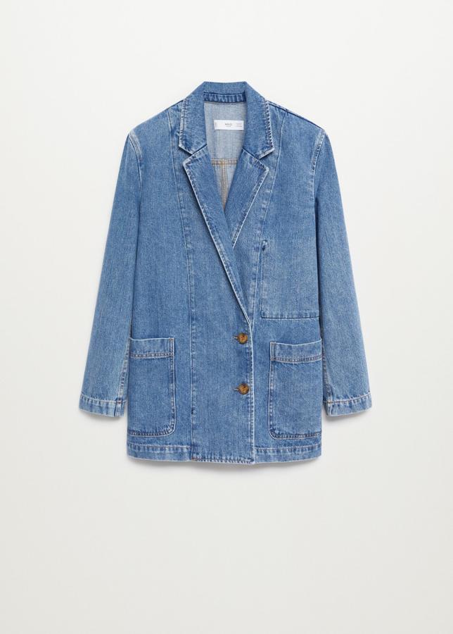Americana en tejido denim con bolsillos de H&M (49,99 euros). Una cazadora vaqera con un estilo diferente al habitual.
