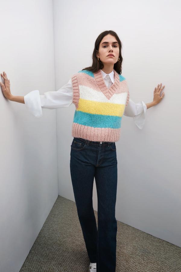 Chaleco con estampado multicolor de rayas de Zara (25,99 euros). El chaleco de punto es una de las prendas más buscadas de la temporada.