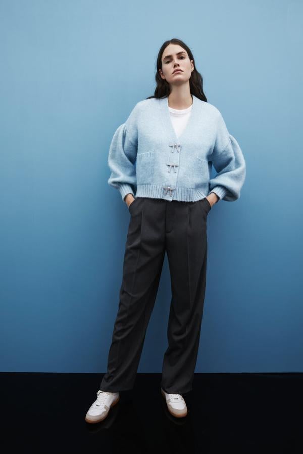 Cárdigan azul cielo con botones joya de Zara (29,99 euros). Una chaqueta de punto con un toque diferente gracias a los originales botones con forma de lazo.