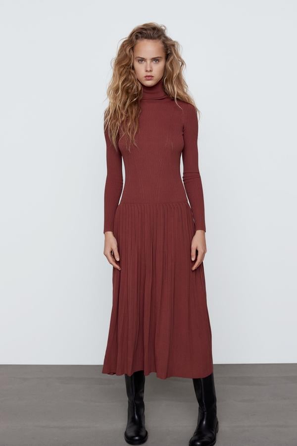 Vestido de punto con falda plisada de Zara (59,99 euros). En un favorecedor color teja y con u cuello alto.