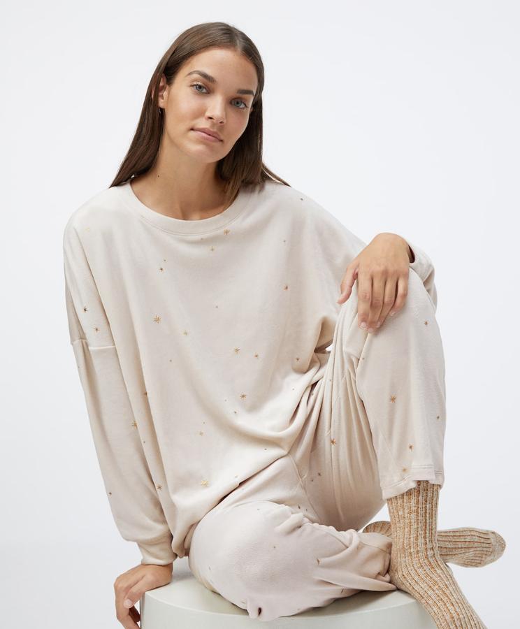 Calentita y llena de estrellas. Con esta sudadera polar de Oysho acertarás con las amantes del brilli-brilli. Precio: 17,99 euros.