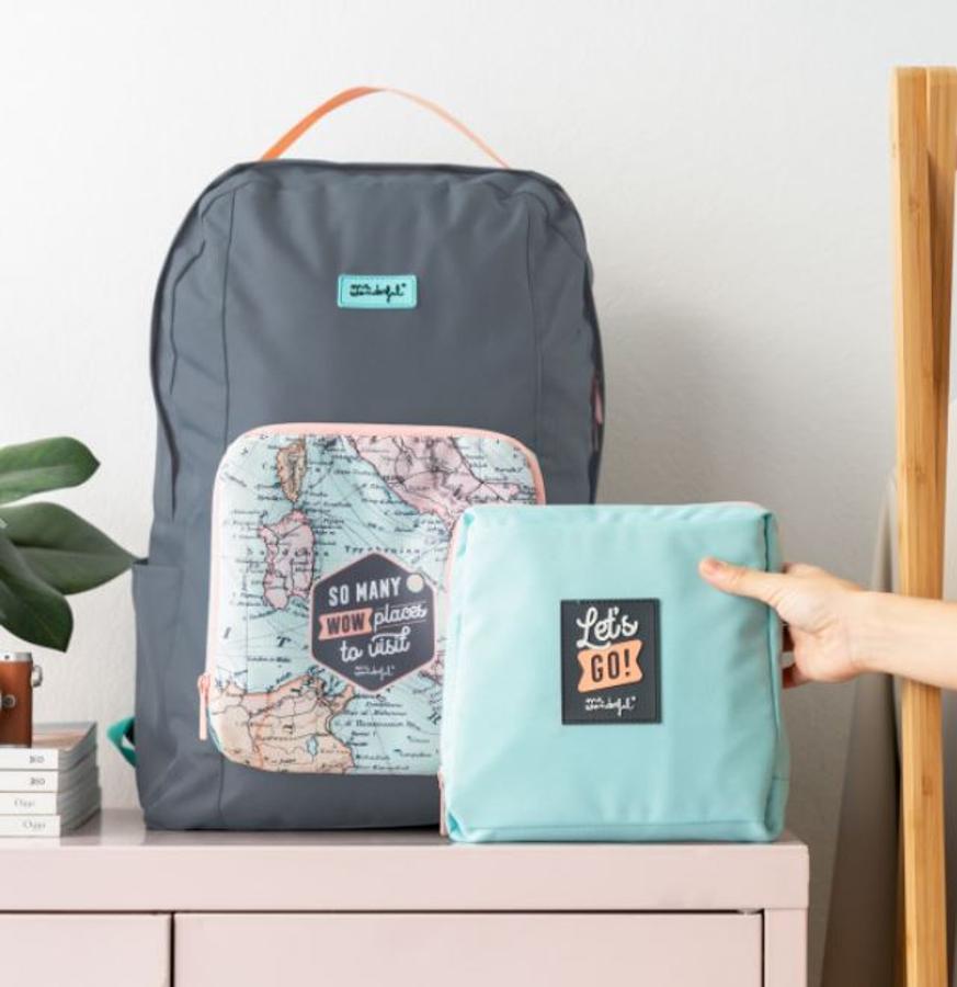 ¿Buscas regalo para viajeros? Entonces deberías echarle un ojo a la mochila plegable de Mr. Wonderful “So many wow places to visit”. Es súper cómoda ya que puede plegarse sobre sí misma y guardarse en la maleta (lista para sacar cuando esa viajera necesite un extra de almacenaje). Precio: 16,95 euros.