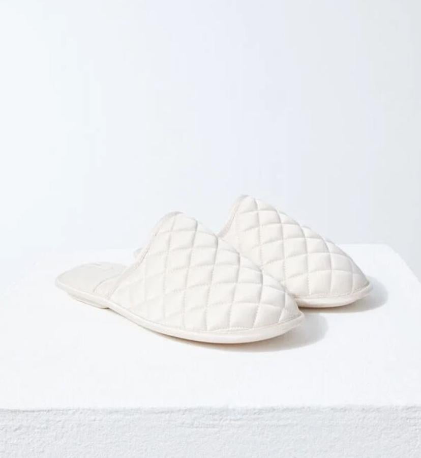 Las zapatillas de tejido acolchado de Etam son comodísimas y glamourosas y, además de en color beige, las puedes encontrar en negro. Precio: 15,99 euros.