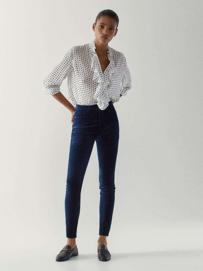 Disponible en azul marino, aceite, verde oscuro y negro, este pantalón de terciopelo de Massimo Dutti de corte skinny y tiro alto está confeccionado en algodón, tiene cinco bolsillos y cierre de cremallera oculta por tapeta y botón. Cuesta 49,95 euros y está disponible entre las tallas 34 y 44.