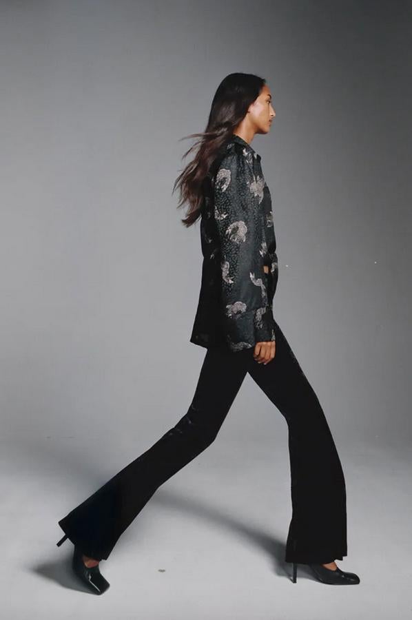 Disponible en negro y en azul, este pantalón de tiro alto con bajo acabado en línea evasé viene con cremallera lateral oculta en costura. Tiene un precio de 29,95 euros y está disponible entre las tallas XS y XXL.