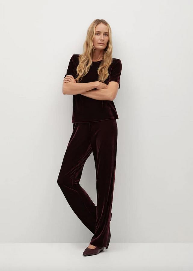 De venta exclusiva en la web de Mango, estos jogger de tiro medio y diseño recto en color burdeos son de tiro alto y vienen con cintura elástica. Con un precio de 29,99 euros, están disponibles entre las tallas XS y L.