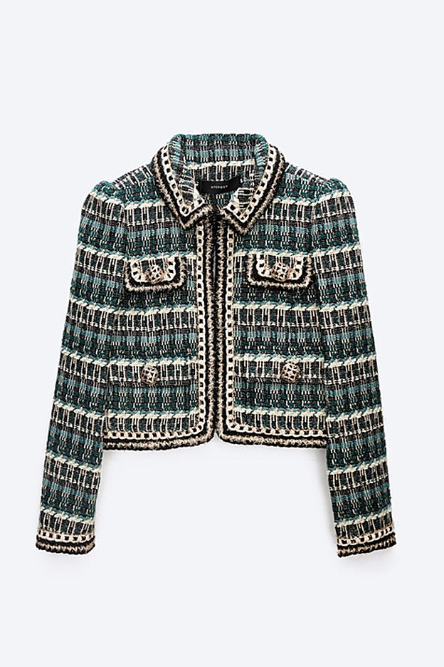 Chaqueta corta confeccionada en tejido desflecado de Uterqüe.