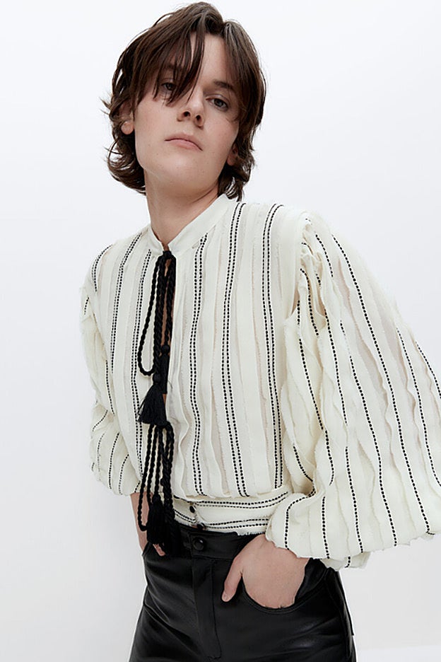 Camisa con las mangas abullonadas y cintura tipo fajín de Uterqüe.