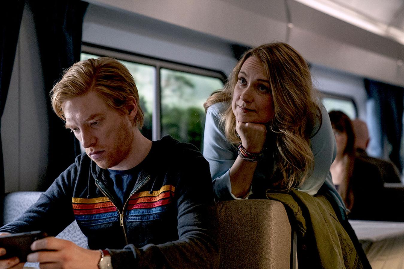 Vicky Jones, colaboradora habitual de nuestra adoradísima  Phoebe Waller-Bridge , es la creadora de esta comedia romántica que rompe todos los clichés y que, quizá por eso, se ha quedado solo en una temporada. Merece la pena verla, sobre todo por la química entre sus dos actores protagonistas, Domhnall Gleeson y Merrit Wever.