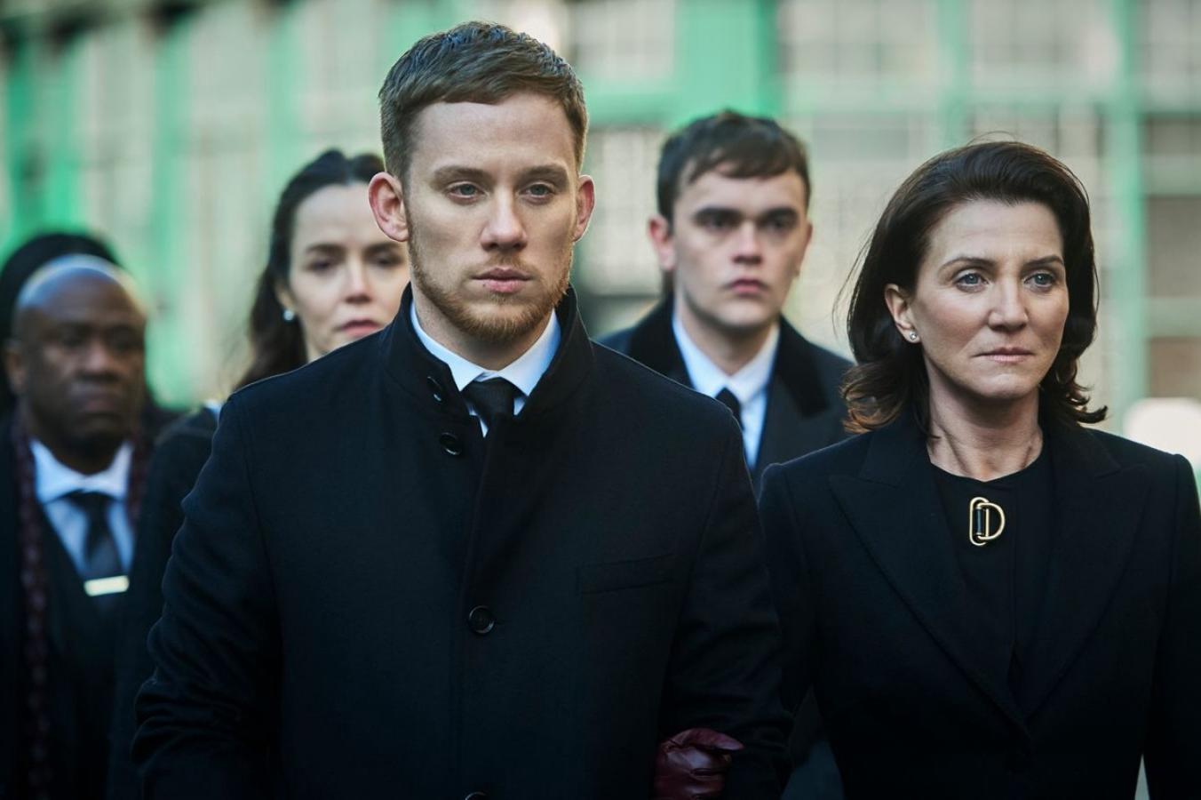 Joe Cole dejó los  Peaky Blinders  para pasarse a otra familia al margen de la ley, esta vez en el Londres actual. Interpreta a Sean Wallace, un joven que hereda un imperio criminal cuando su padre, Finn, muere asesinado. En esta historia de vendetta le acompañan su hermano Billy (Brian Vernel) y la matriarca vengativa por excelencia, Michelle Farley (Catelyn Stark en Juego de Tronos).