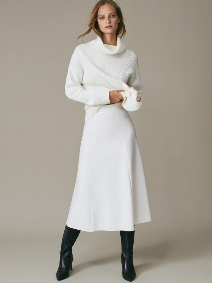 En color crudo, confeccionada en lana y de corte evasé, esta falda midi de Massimo Dutti con cierre de cremallera tiene un precio de 79,95 euros y está disponible entre las tallas 34 y 44.