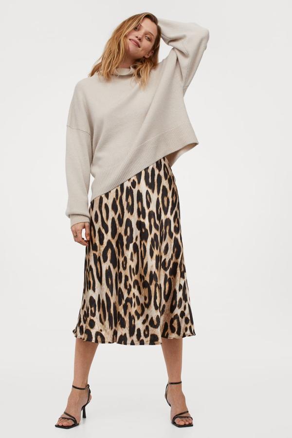 En tejido de viscosa, esta falda midi de tiro alto con estampado de leopardo en beige y marrón es de H&M y tiene un precio de 24,99 euros. Está disponible entre las tallas XS y XXL.