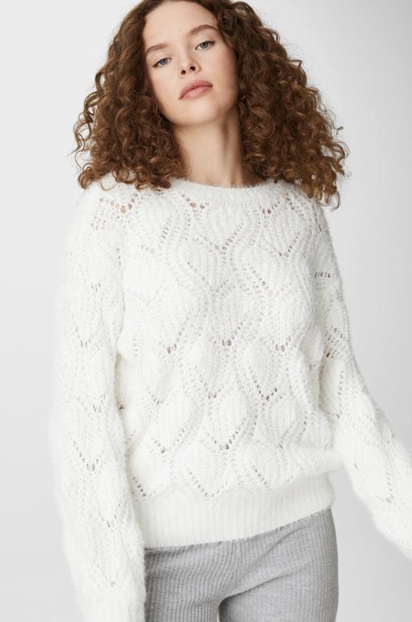 Con mangas amplias tipo globo, este jersey en punto mullido de color blanco tiene un precio de 17,99 euros.