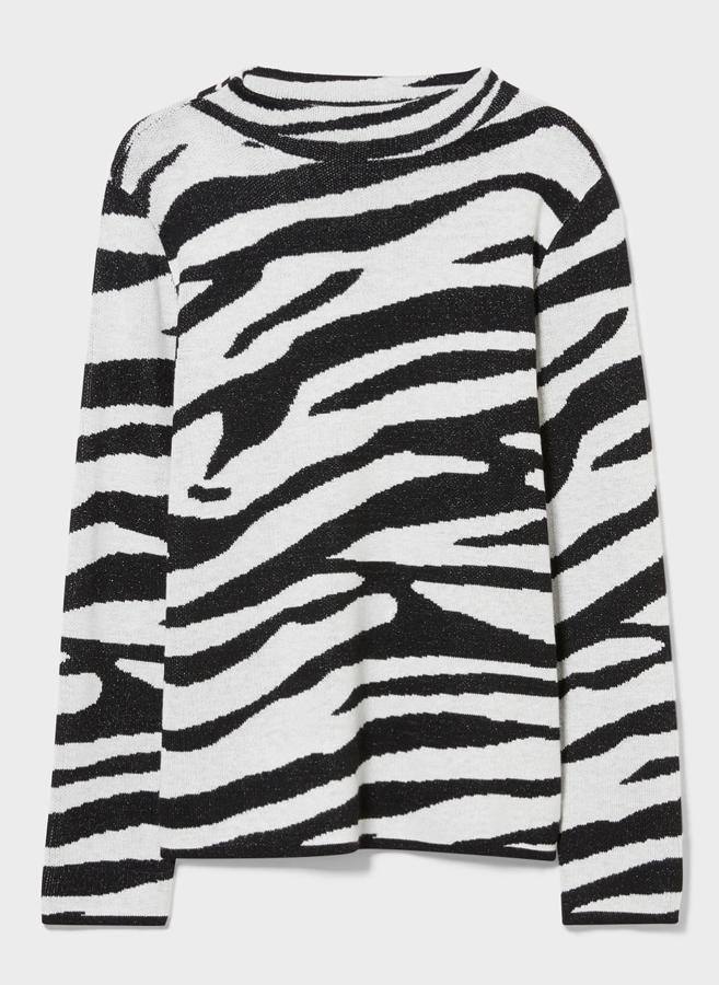 Con estampado de cebra en blanco y negro, este jersey con brillos y cuello tipo embudo tiene un precio de 24,99 euros.