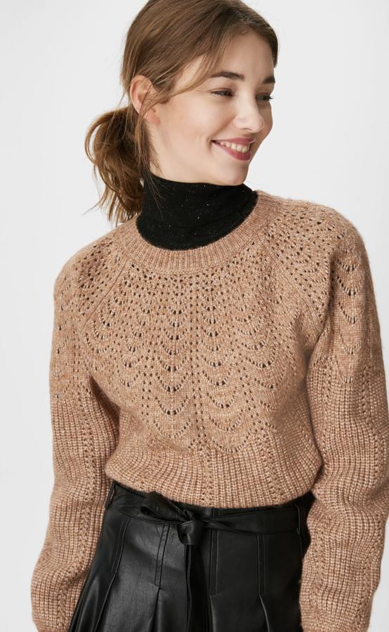 Disponible en marrón, gris o lila, este jersey de punto con remates de canalé y cuello redondo tiene un precio de 24,99 euros.