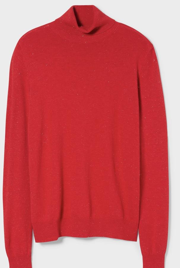 Disponible en varios colores, este jersey rojo con hilos brillantes integrados en el tejido cuenta con cuello alto y remates de canalé. Tiene un precio de 24,99 euros.