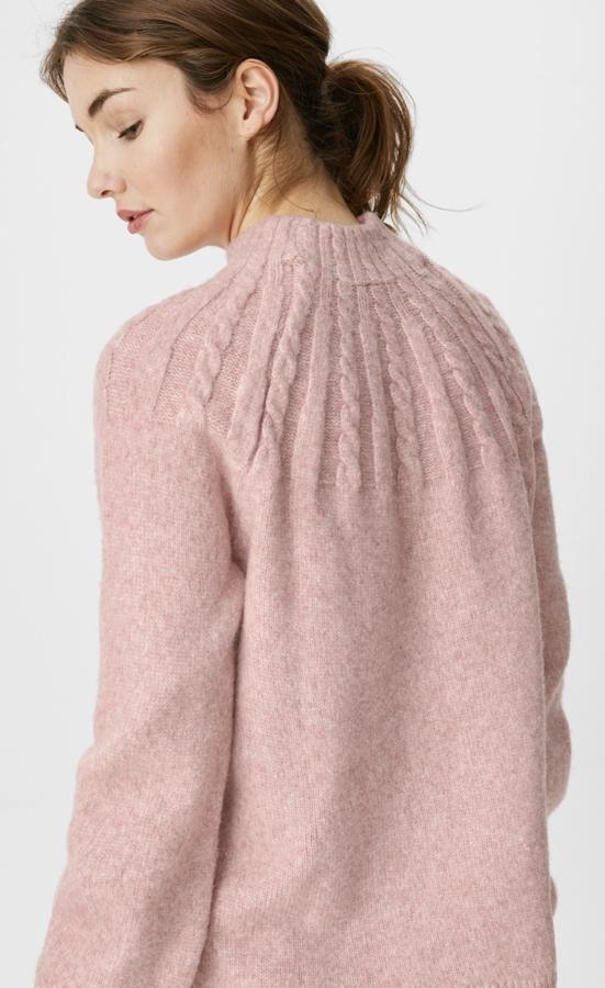 En color rosa, este suave jersey con detalle de ochos alrededor del cuello de estilo mao tiene un precio de 24,99 euros. También está disponible en beige.