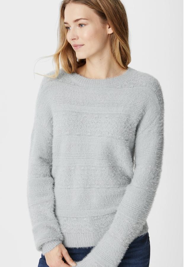 En color verde mental, este suave jersey con remates de canalé y corte oversize tiene un precio de 19,99 euros y está disponible en otros tonos.