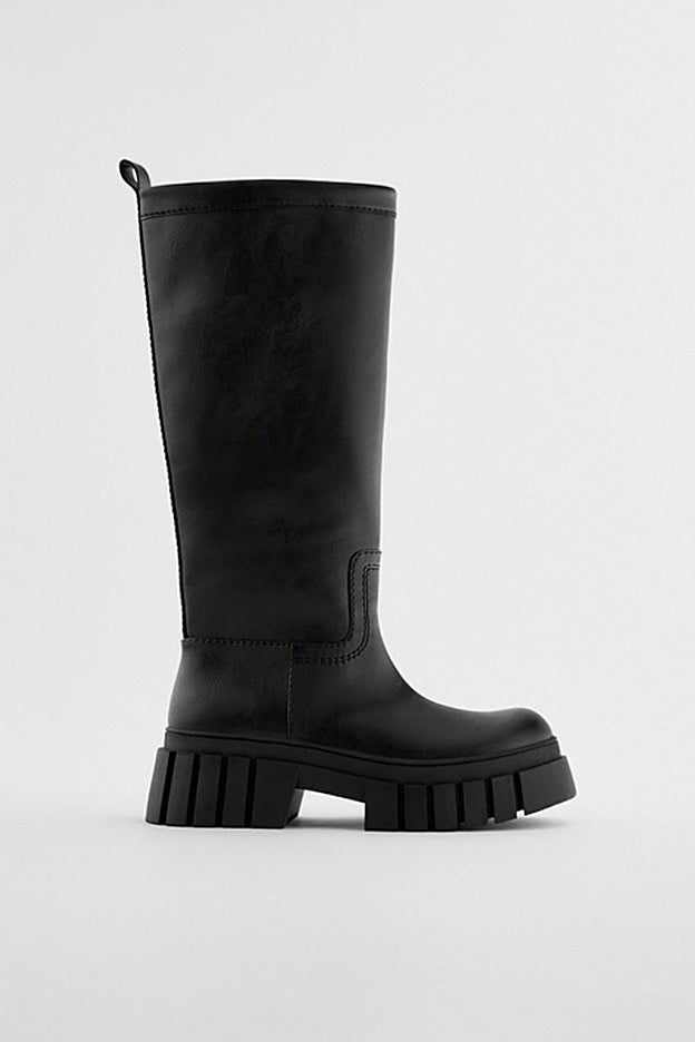 Botas altas con suela track, con el adorno de pespuntes en el corte de Zara.