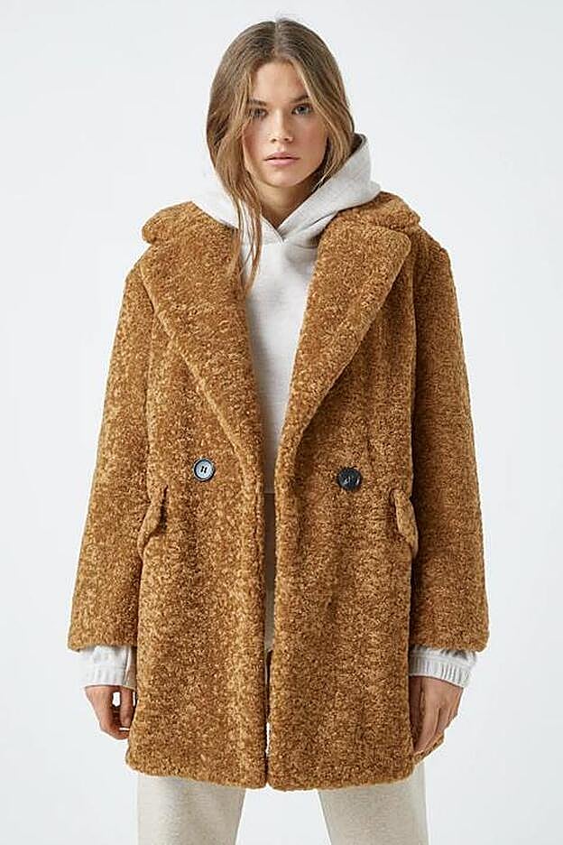 Este abrigo de pelo rizado está disponible en varios colores, y resulta de lo más favorecedor.