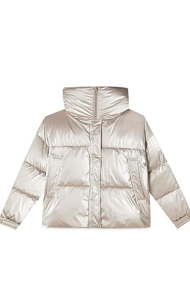 Disponible en blanco y plata, este último está arrasando y ya falta en alguna de sus tallas.