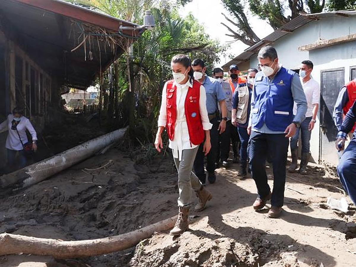 El día que la Reina volvió a viajar al extranjero y se puso  las botas y el chaleco de cooperante  para llevar ayuda humanitaria a Hoonduras.