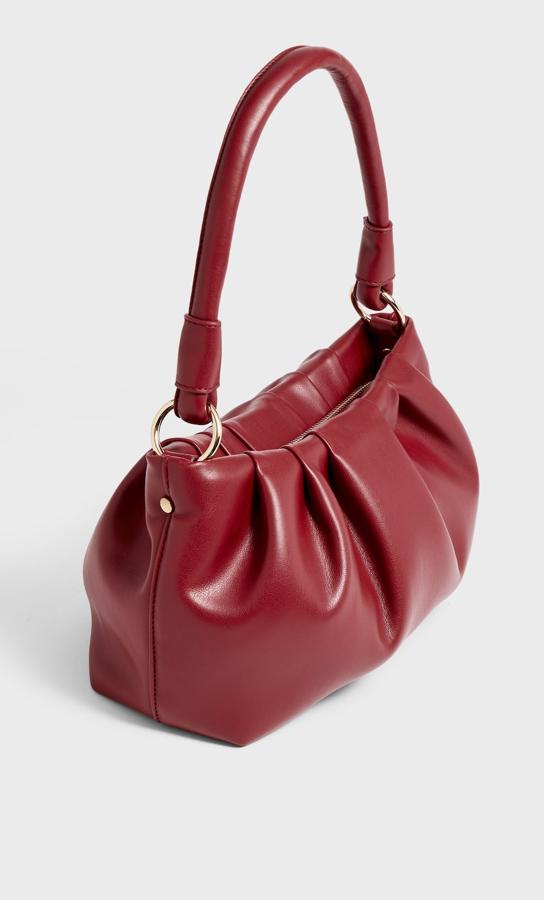Este bolso bandolera de color rojo y de tamaño mediano cuenta con dos asas y detalle de pliegues. Tiene un precio de 17,99 euros.