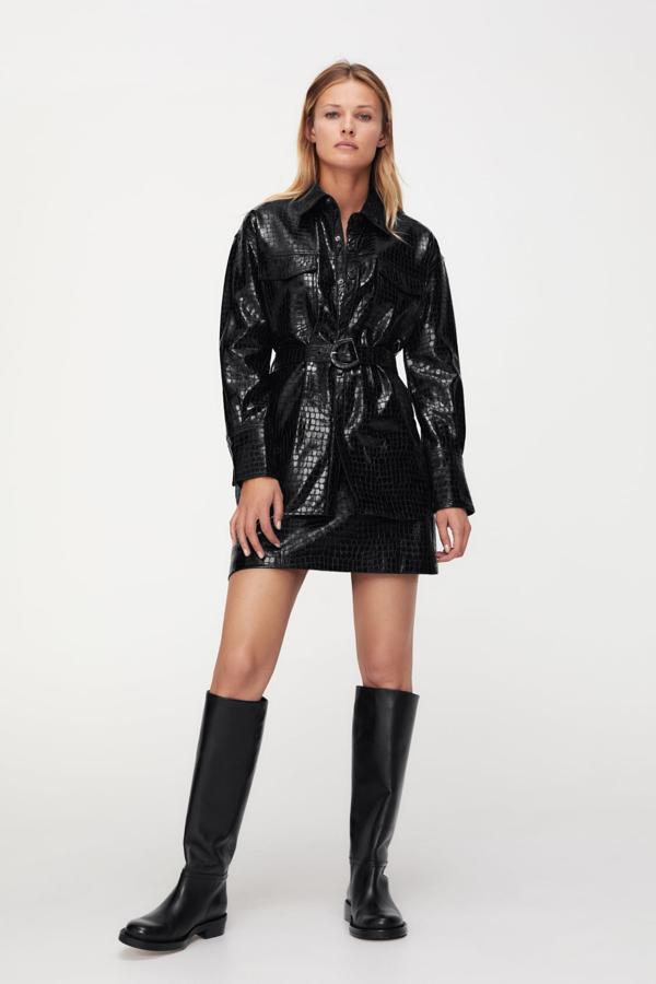 Camisa de efecto piel con acabado de cocodrilo, de los Special Prices de Zara (19,99 €).