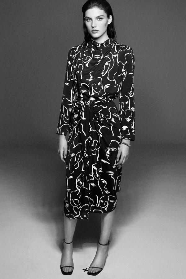 Falda estampado cruzada con cinturón anudado, de los Special Prices de Zara (15,99 €).