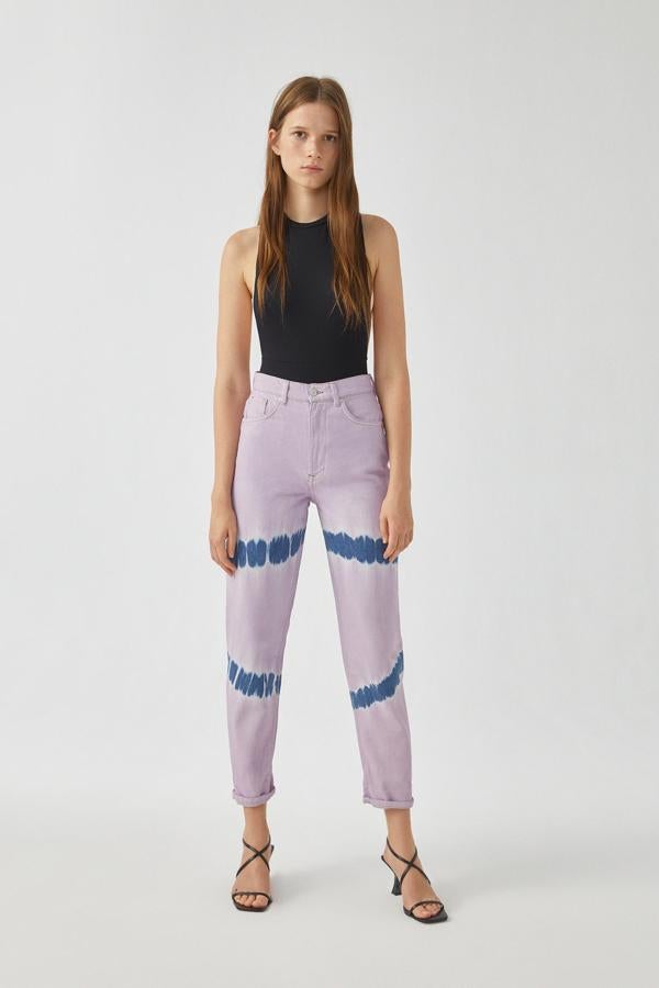 De la 32 a la 42 (agotados en esta última), este diseño de mom jeans malvas con tie-dye a contraste son de tiro alto, fabricados 100% en algodón y tienen un bajo crop.